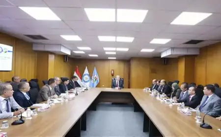 وزير البترول يجتمع مع المسؤولين التنفيذيين بالهيئة العامة للثروة المعدنية لمناقشة تطوير الأداء