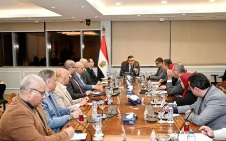 وزير الإسكان يوجه مسئولي المجتمعات العمرانية بسرعة رصد المشاكل والتعامل معها