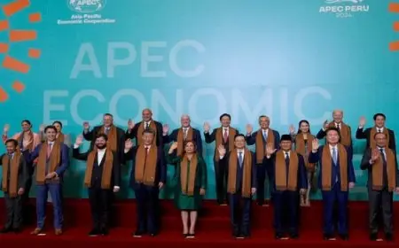 وقف في آخر الصف الثاني.. ة “محرجة” لبايدن في مؤتمر أبيك