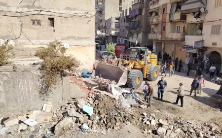 محافظ الإسكندرية يتابع تنفيذ قرار إزالة 100 محل آيل للسقوط.. صور