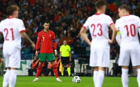 “أليست لدينا ذرة كرامة؟.. صورة مع رونالدو تثير غضباً في بولندا