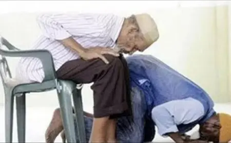 هل الجلوس أثناء أداء الصلاة يُبطلها؟ الافتاء توضح