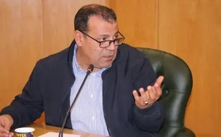 عصام كامل يطالب بعقد جلسة مع رئيس الحكومة للاتفاق على آلية للتعامل مع الصحافة والرد الدائم على تساؤلاتهم