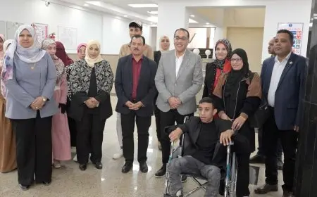 مدبولي يلتقط صورا تذكارية مع أعضاء هيئة التدريس والعاملين بجامعة الوادي الجديد