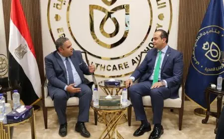 رئيس الرعاية الصحية يبحث مع ممثل شركة متخصصة في صناعة الأدوية أوجه الشراكة