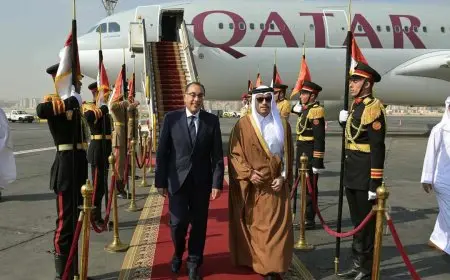 رئيس الوزراء يستقبل نظيره القطري بمطار القاهرة الدولي