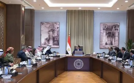 رئيس الوزراء يلتقي رئيس الديوان الأميري لإمارة عجمان بالإمارات