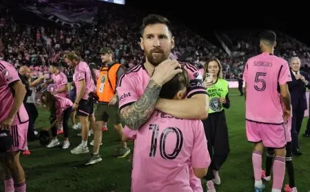 هل يعيد التاريخ نفسه؟.. نجل ميسي يبدأ مسيرته بكرة القدم