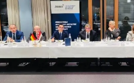 وزير الاستثمار يجري مباحثات مع نائب المستشار الألماني ووزير الاقتصاد وحماية المناخ لتعزيز التعاون الاقتصادي والتجاري