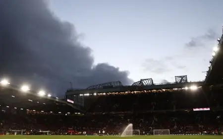 وصمة عار.. مشجعو مانشستر يونايتد ينتقدون رفع أسعار التذاكر