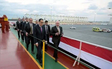 رئيس الوزراء يرفع علم مصر على سفينة «وادي العريش» بميناء دمياط