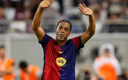 رونالدينيو ينثر سحره في مباراة أساطير برشلونة وريال مدريد