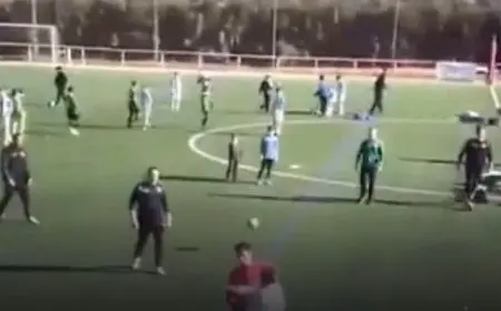 سيدة تقتحم مباراة بالدوري الإسباني لتصفع الحكم على وجهه.. ما السبب؟