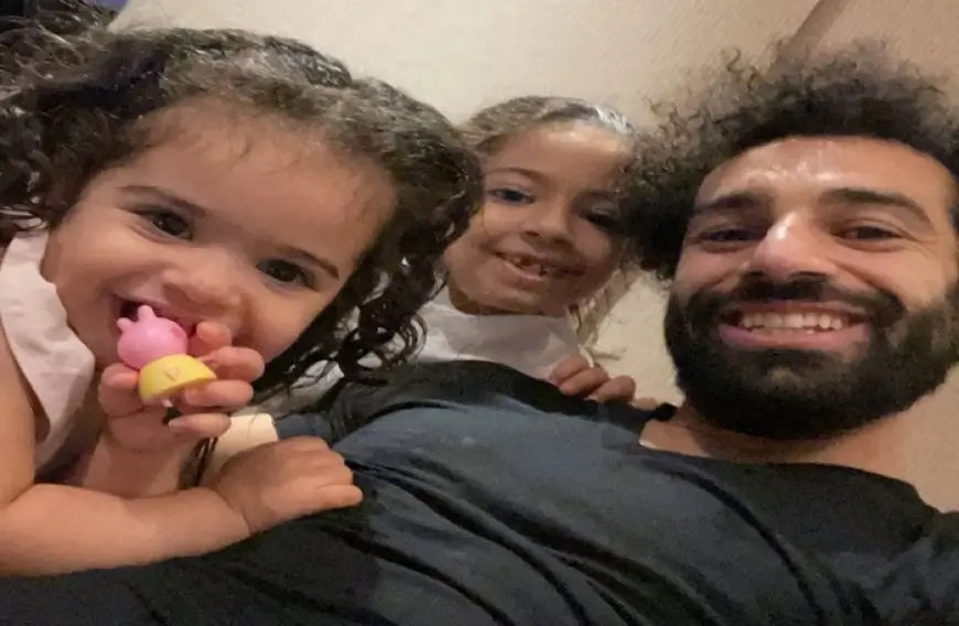 محمد صلاح ينشر صورة جديدة لبنتيه مكة وكيان