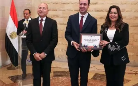 وزيرة التنمية المحلية تكرم المستشار الإعلامي للوزارة لمساهمته في تنظيم المنتدى الحضري العالمي