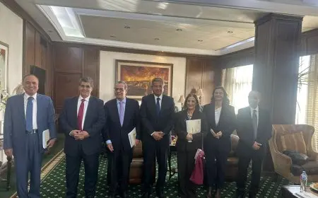 خالد عبدالعزيز يصافح العاملين ويتعهد بتطوير العمل داخل الأعلى لتنظيم الإعلام