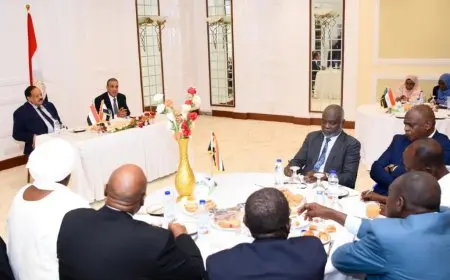 وزير الخارجية يلتقي مجموعة من السياسيين وممثلي المجتمع المدني السوداني خلال زيارته لبورتسودان