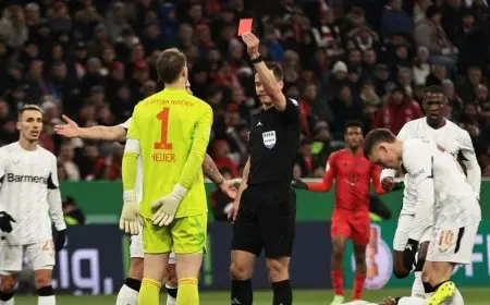 نوير حارس بايرن يحصل على أول طرد في مسيرته