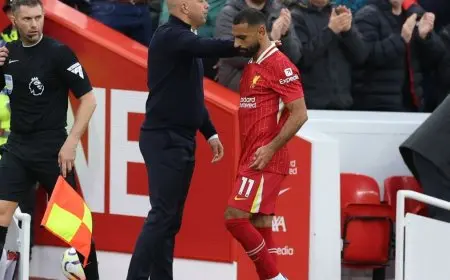 سلوت مازحاً: يبدو أن صلاح يعلم المزيد عن الـ115 اتهاماً ضد سيتي