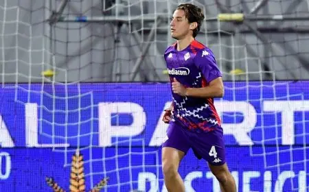 لماذا يبقى لاعب فيورنتينا بالعناية المركزة رغم تحسن حالته؟