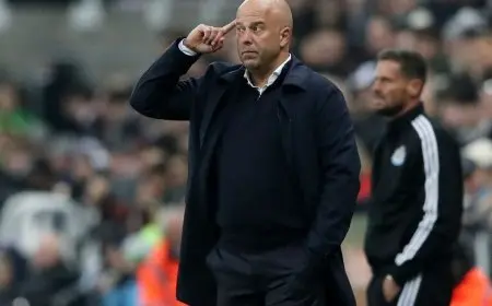 سلوت يتغنى بـ”المنقذ” صلاح بعد تعادل ليفربول مع نيوكاسل