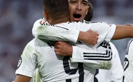 مرة أخرى.. بيلينغهام يواسي مبابي بعد إهدار ركلة الجزاء