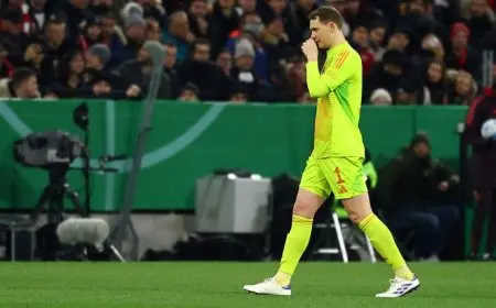 إيقاف مانويل نوير حارس بايرن مباراتين بعد أول طرد في مسيرته