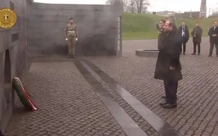 السيسي يضع إكليلا من الزهور على النصب التذكاري في كوبنهاجن