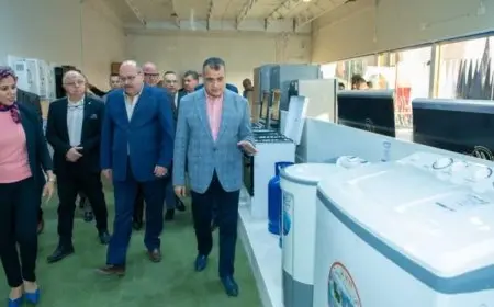 وزير الإنتاج الحربي يتفقد أحد منافذ بيع المنتجات بعد أيام من إطلاق منافذ متنقلة