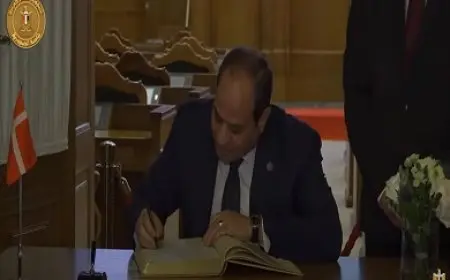 الرئيس السيسي يوقع في سجل كبار الزوار بالبرلمان الدنماركي