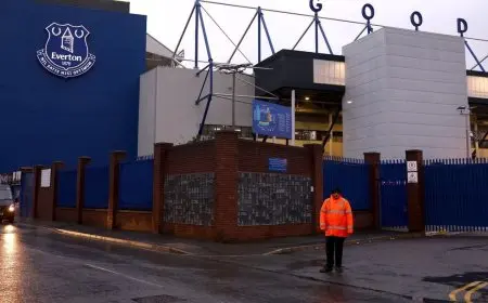 تأجيل مباراة ليفربول وإيفرتون بسبب سوء الأحوال الجوية