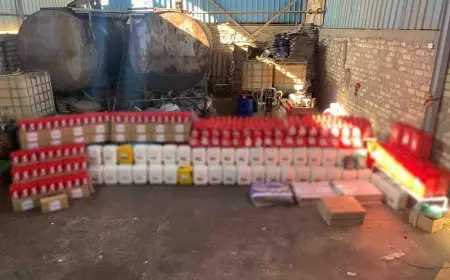 ضبط مصنع بدون ترخيص لإعادة تدوير هالك زيوت السيارات وإعادة بيعها بالشرقية