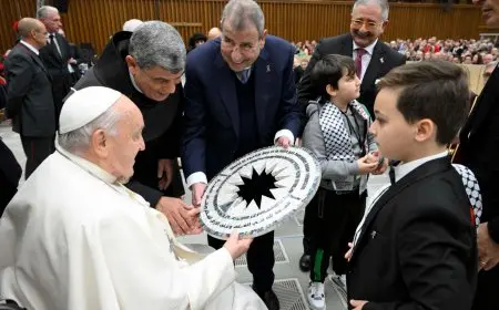 البابا فرنسيس يدعو لنشر السلام في العالم