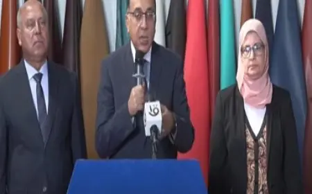 رئيس الوزراء يسلم عقود المرحلة الأولى لمستفيدي تعويضات سور مجرى العيون