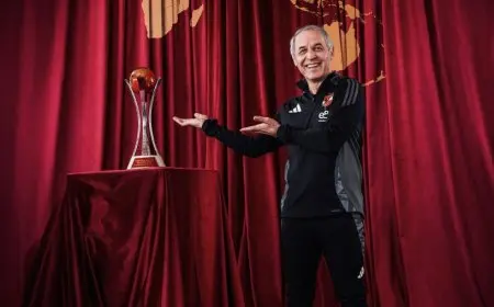 جلسة تصوير للاعبي الأهلي مع كأس القارات الثلاث