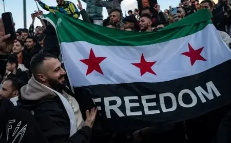 بعد انهيار نظام الأسد.. «علم الاستقلال» يرفرف مجددًا في سوريا