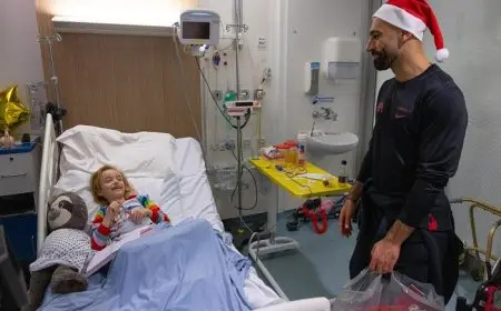 محمد صلاح يحتفل بالكريسماس في مستشفى أطفال بـ ليفربول