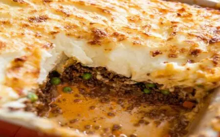 رجل يحطم الرقم القياسي العالمي بتناول فطيرة اللحم والبطاطس في 17 ثانية