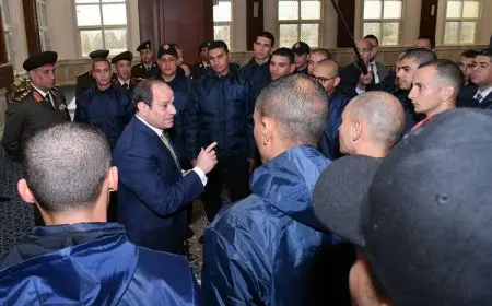 الرئيس السيسي يناقش القضايا الراهنة مع الطلاب المتقدمين للأكاديمية العسكرية في العاصمة الإدارية