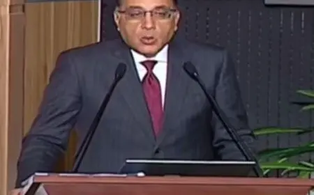 وعكة صحية مؤقتة تقطع المؤتمر الصحفي الأسبوعي لرئيس الوزراء