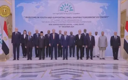 التقاط صورة تذكارية للرئيس السيسي والقادة المشاركين بقمة منظمة الدول الثماني النامية