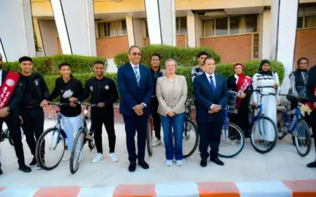 وزيرة البيئة تسلم 30 دراجة للفائزين في مسابقة صحتنا من صحة كوكبنا بجامعة جنوب الوادي