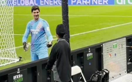 كورتوا يتعرض لموقف محرج مع حامل الكرات في مباراة باتشوكا