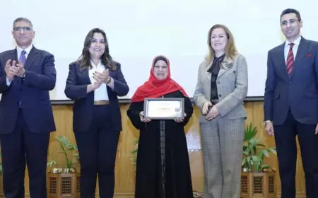 تكريم عدد من العاملين المتميزين بمركز سقارة خلال احتفالية العيد الأربعين لإنشاء المركز