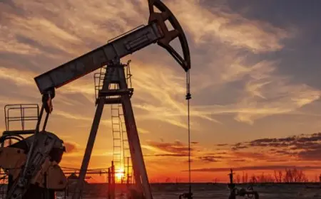 أسعار النفط تتراجع في أسبوع بسبب مخاوف الطلب وقوة الدولار