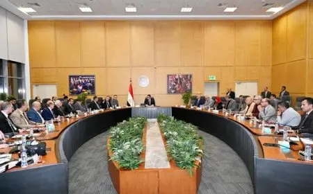 وزير الإسكان يبحث تذليل العقبات أمام الاستثمار بالمدن الجديدة