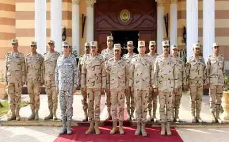 وزير الدفاع يتفقد أحد تشكيلات قوات الدفاع الجوى ويلتقى عددا من المقاتلين‬