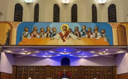 أشجار الكريسماس وأضواء الميلاد تزين الكاتدرائية الأسقفية قبل قداس العيد