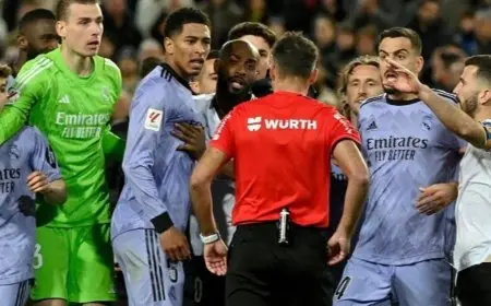 10 قرارات تحكيمية هزّت ملاعب الكرة عام 2024