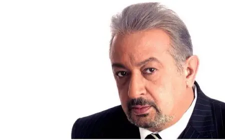 توفى والده وتربى مع أعمامه.. كيف شكلت طفولة نور الشريف ملامح حياته الفنية